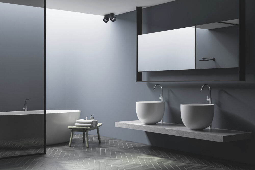 Lækkert tidløst badeværelse med sort EASY Double spotlampe fra Antidark