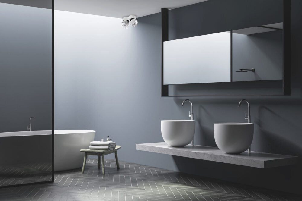 Hvid EASY Double spotlampe i et fancy badeværelse