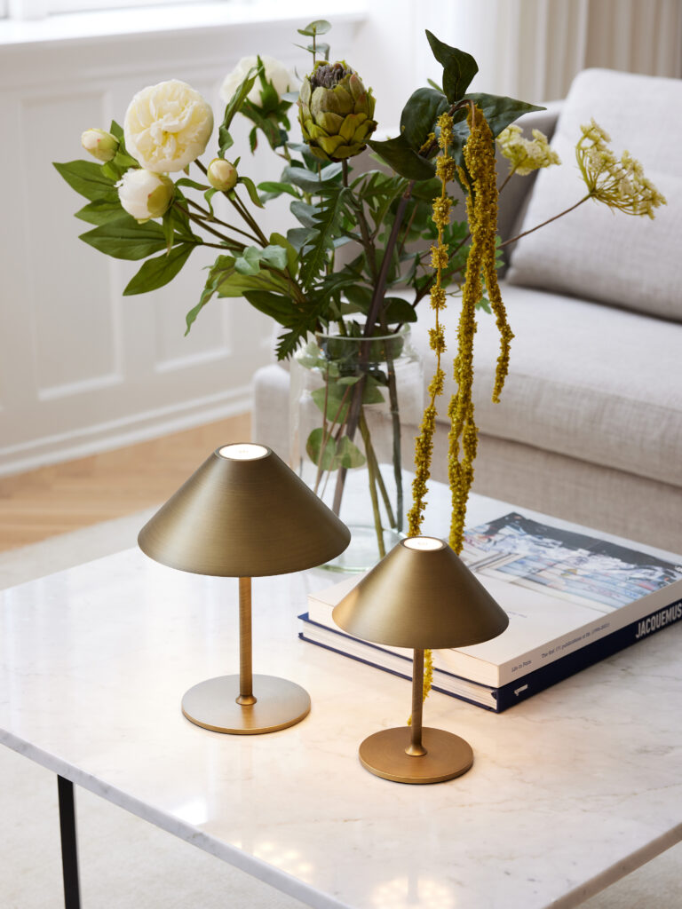 To Halo Design portable lamper med en buket blomster