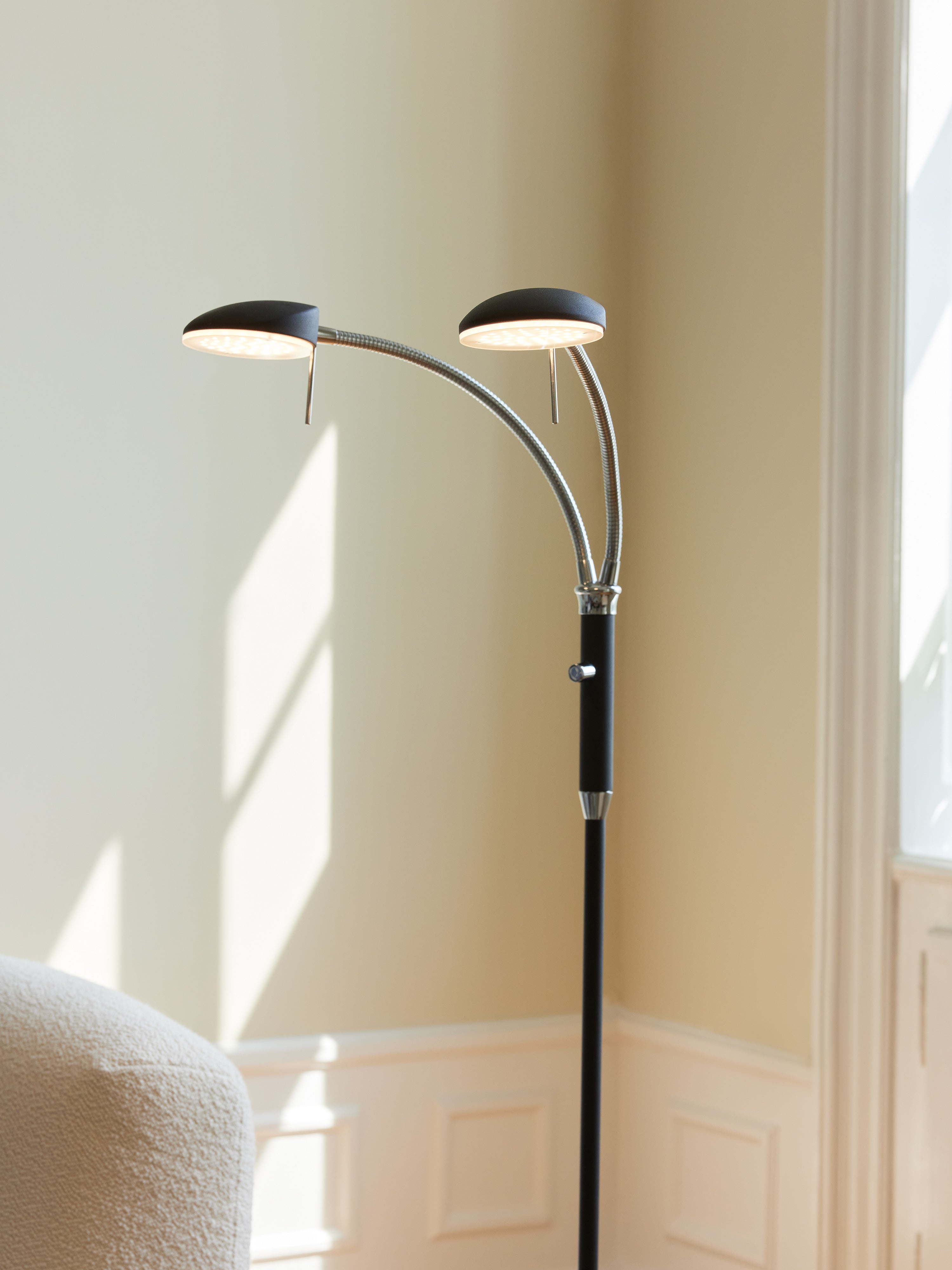 Vegas Gulvlampe LED Sort 2 arme - Halo Design