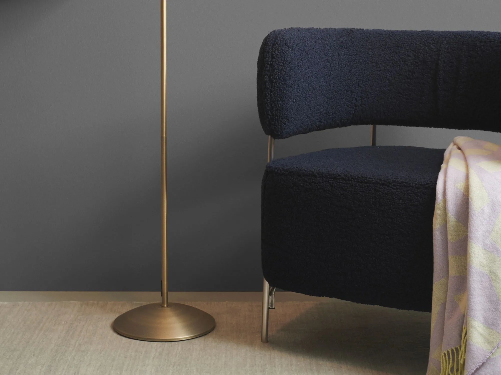 Messing gulvlampe model angora fra Halo Design