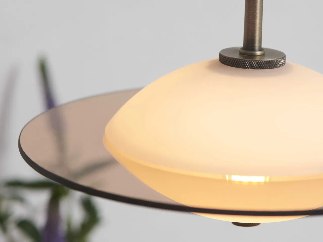 Orbit Pendel Ø40 Opal Glass, Antique Brass Metal - Halo Design