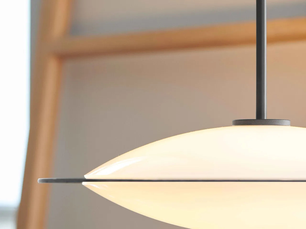 Orbit Pendel Ø24 Opal Glass, Black Metal - Halo Design