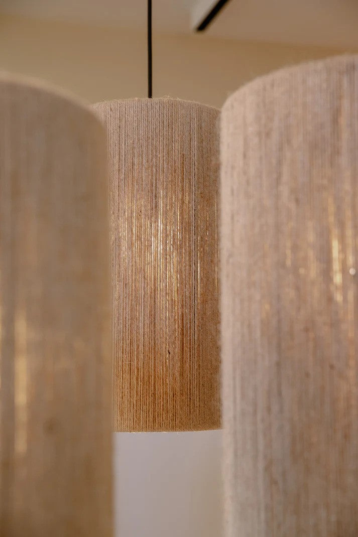 Zoomet helt ind på den unikke designet Ro Ø23 High Pendel i Jute