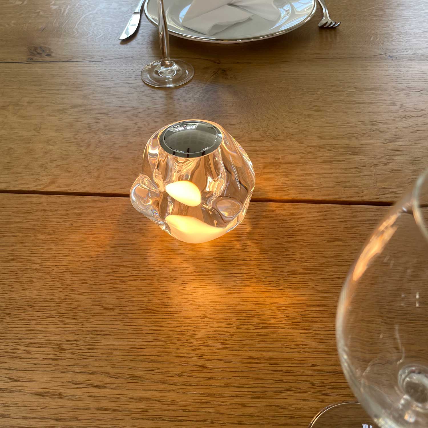 Lyset kastes blødt i alle retninger med LOOM Design Ice Ball i krom