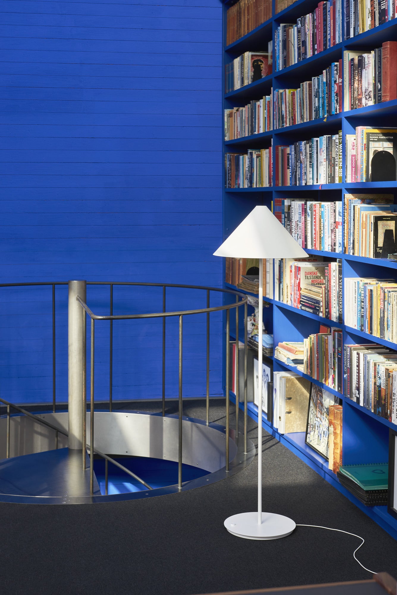 Keglen 400 hvid LED gulvlampe