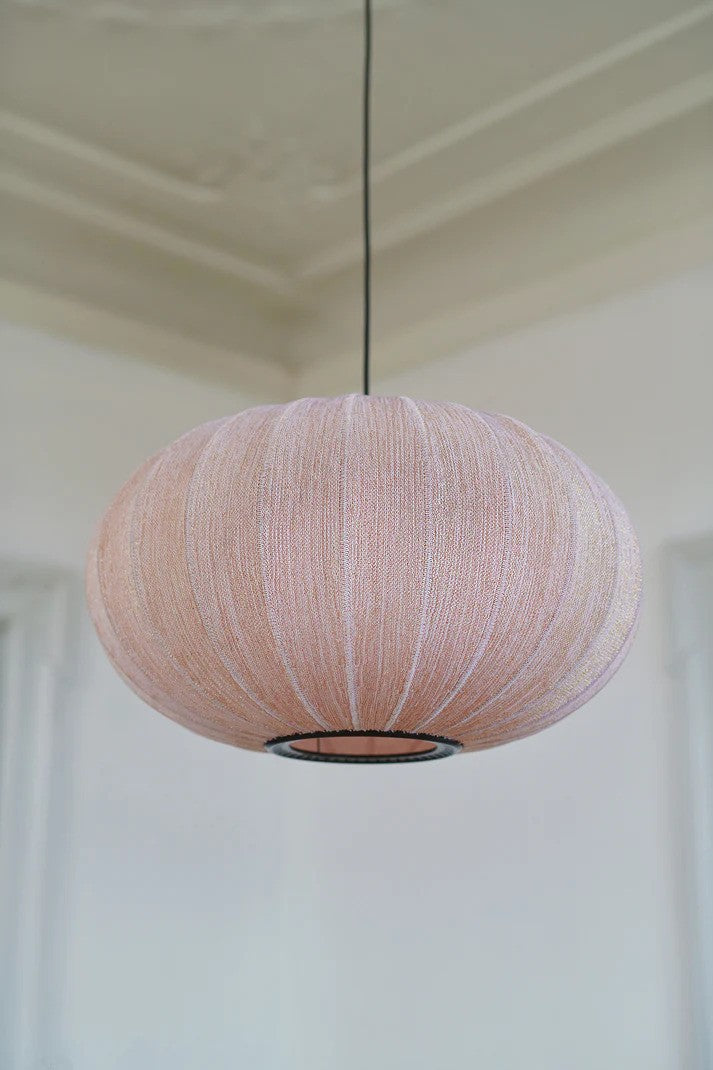 Zoomet helt ind på lampeskærmen fra Knit-Wit Ø57 Oval Anniversary Pendel LED i Gold Glitter