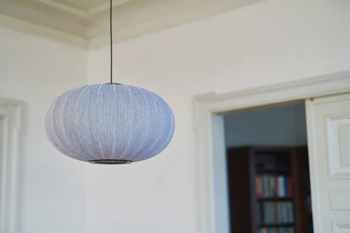 Zoomet helt ind på den æstetiske lampeskærm fra Knit-Wit Ø57 Oval Anniversary Pendel LED i Silver Glitter