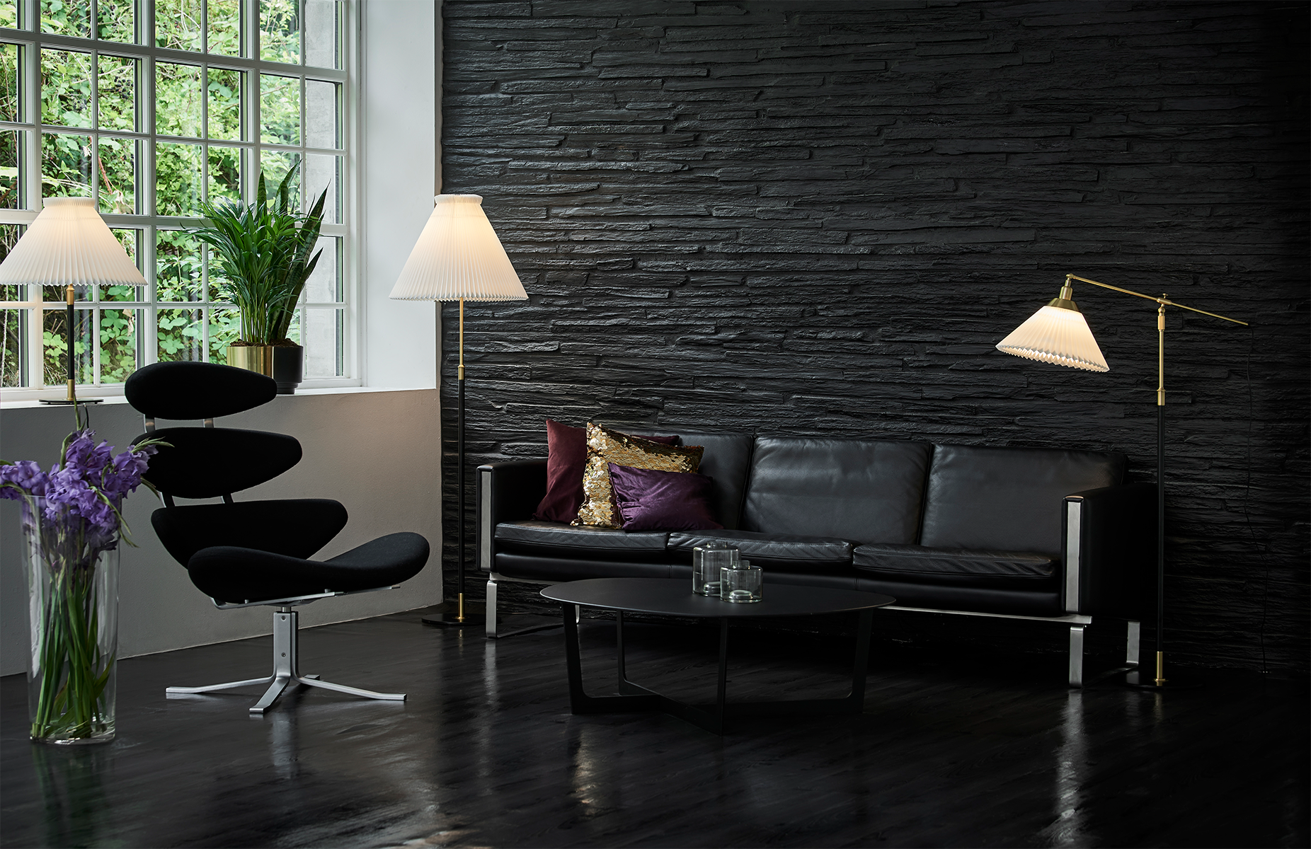 LE KLINT Model 351 Sort/Messing Gulvlampe m. Plastskærm i stuen