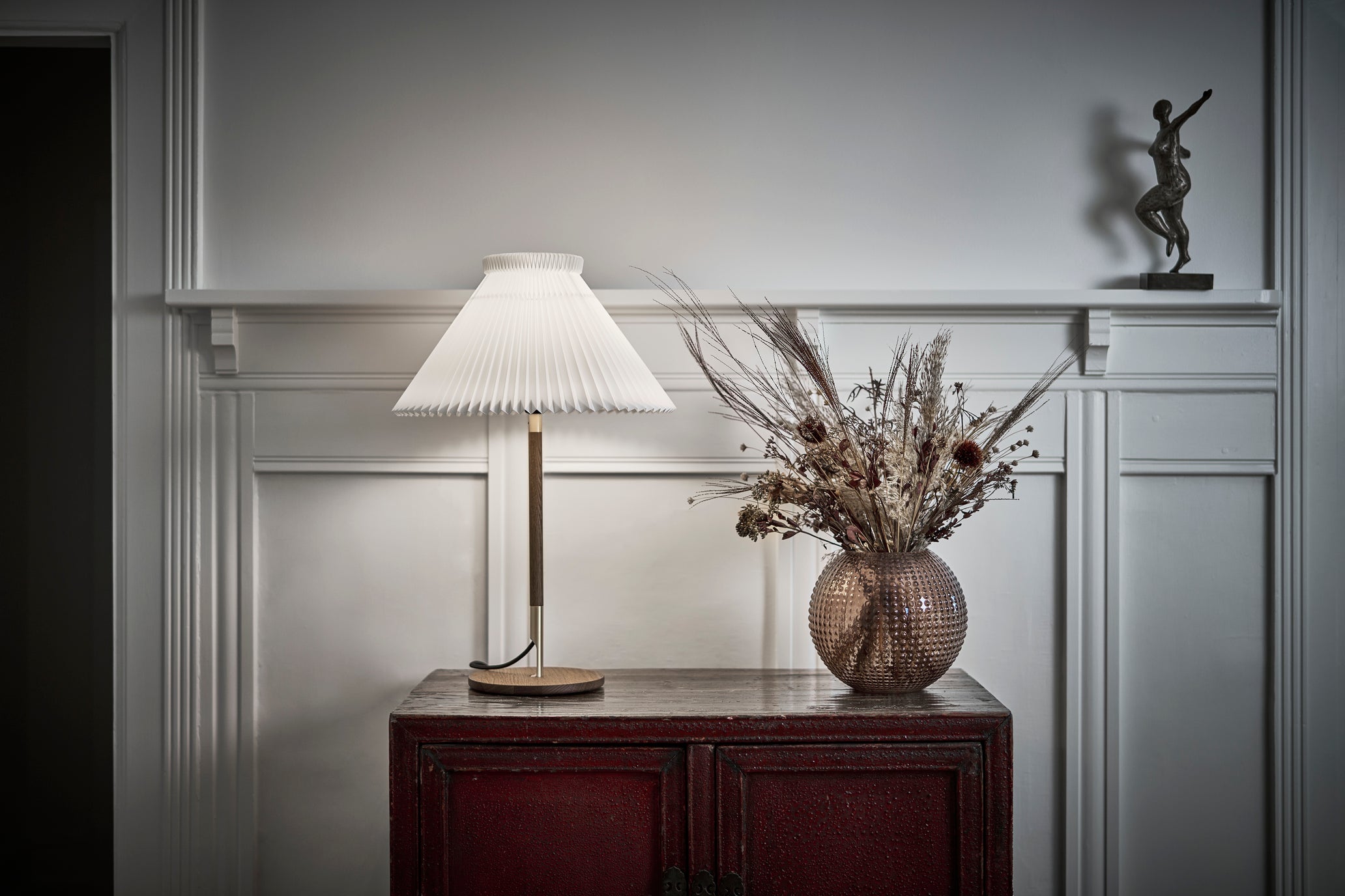 LE KLINT 328 LK 80 Bordlampe røget eg/messing på skab