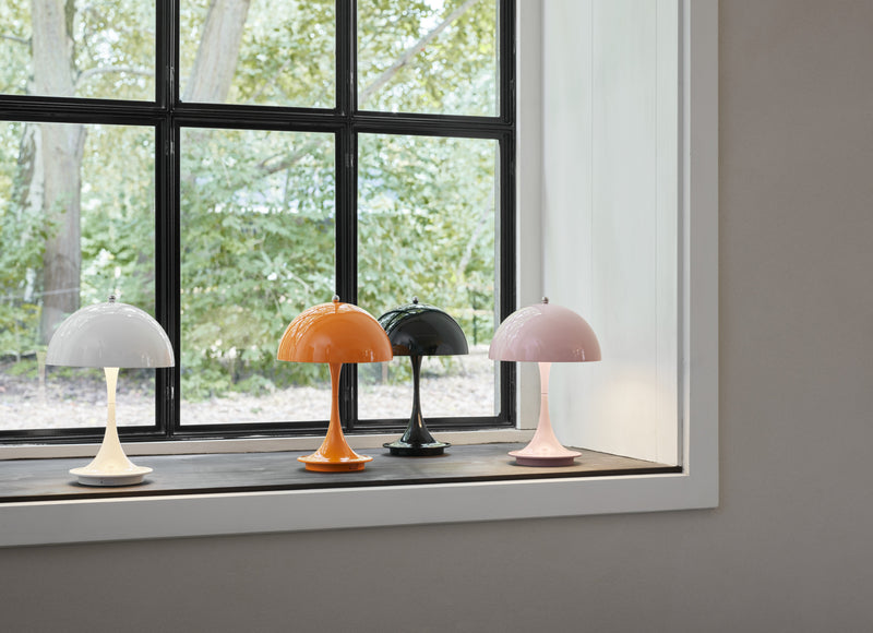 4 smukke Panthella portable lamper i en vindueskarm