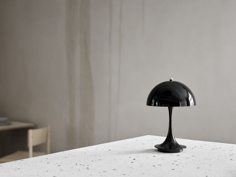 Sort Louis Poulsen Panthella portable lampe på et bord