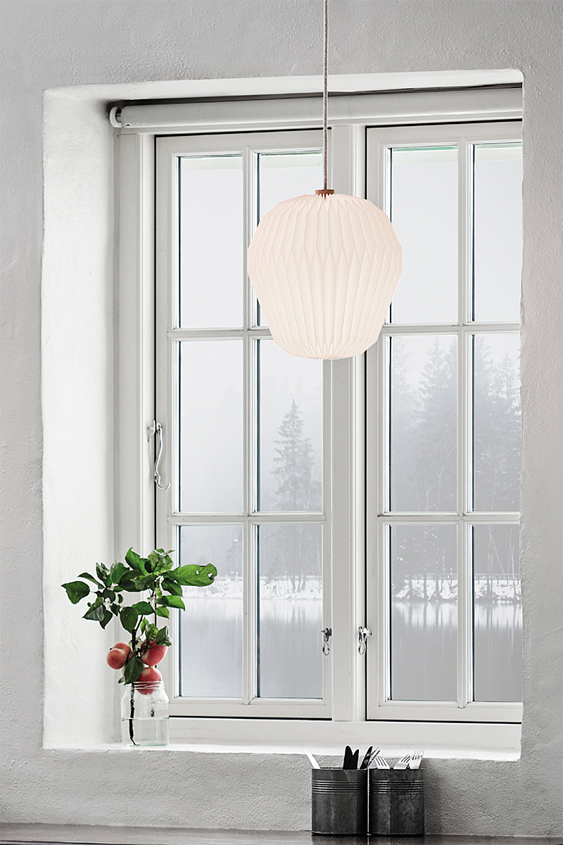 Den unikke designet Le Klint 130 Bouquet 1 X-Large i Hvid placeret i vindueskammen for dens behagelige belysning