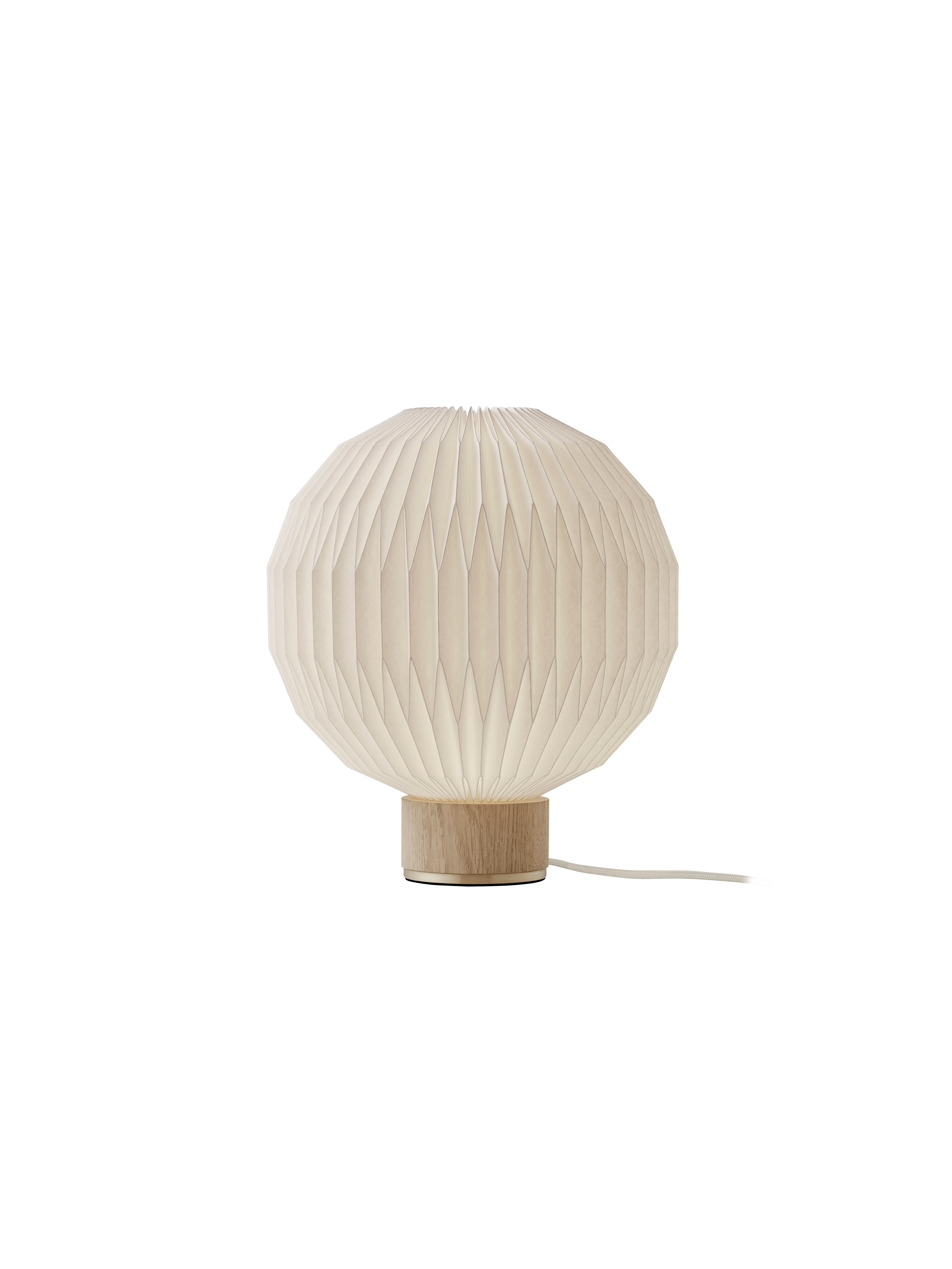 Tændt LE KLINT Model 375 small bordlampe i lys eg m. papirskærm