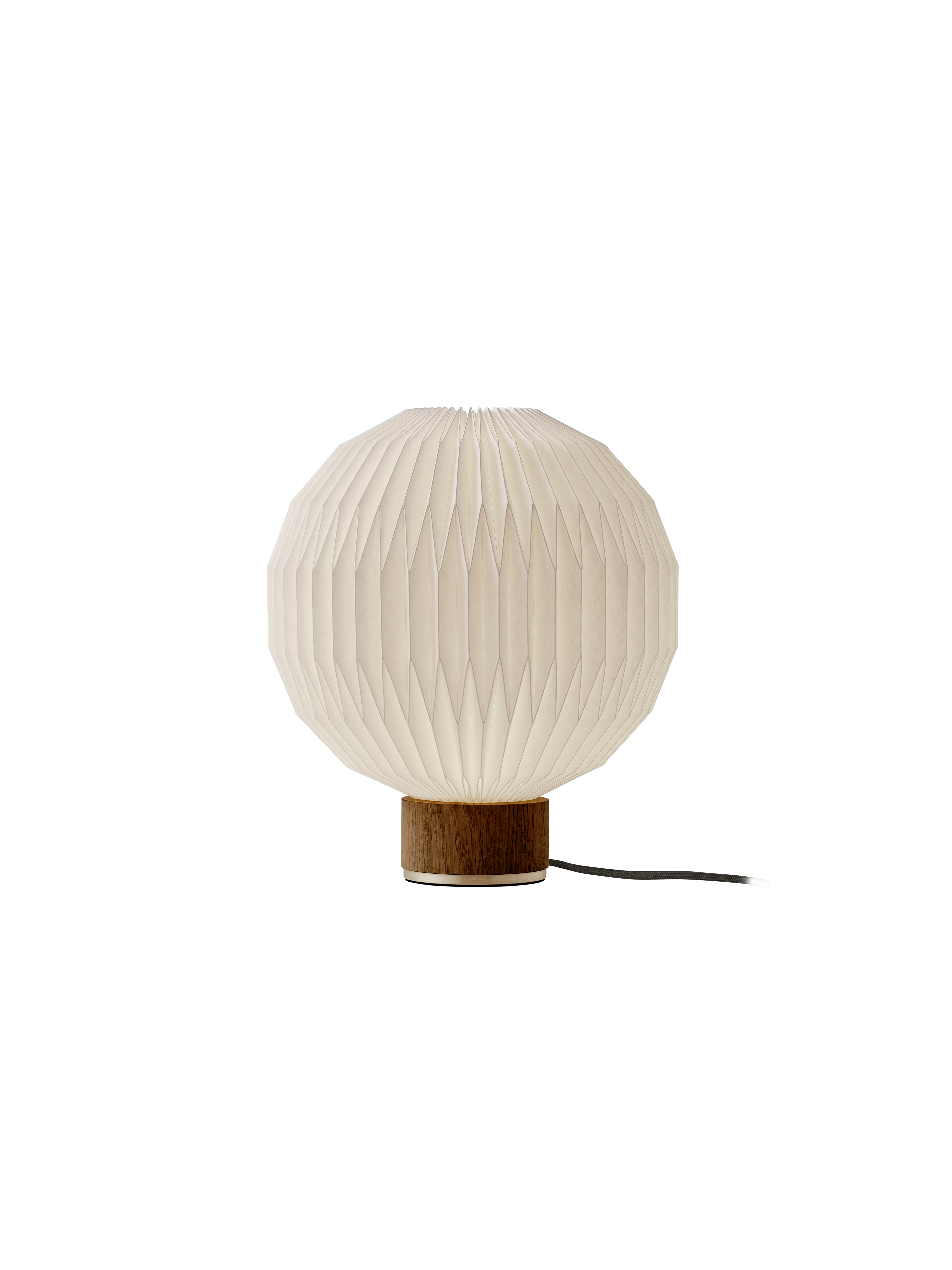 Tændt LE KLINT Model 375 small bordlampe i røget eg m. papirskærm