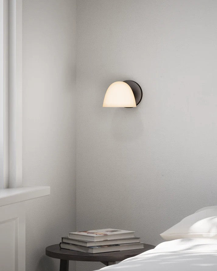 Fuse Væglampe hængt op ved siden af sengen for dens behagelige belysning