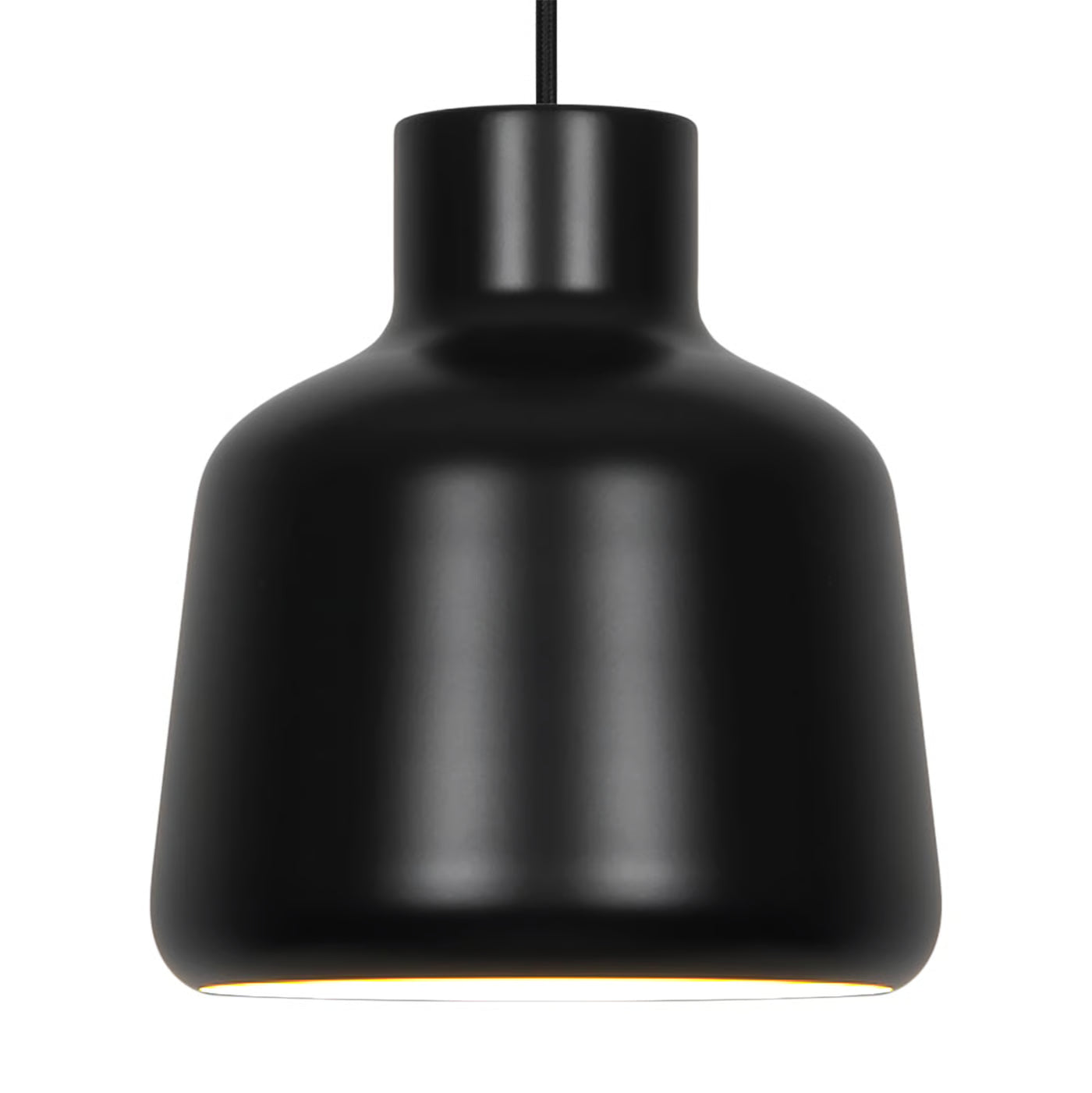Zoomet helt ind på den unikke designet Louella Ø20 Pendel i Sort