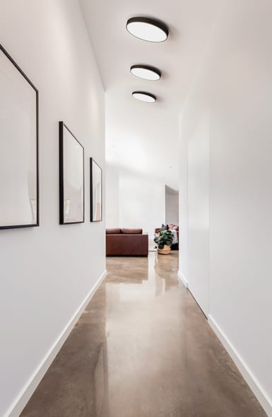 Luna C450 Plafond LED 3000K i Sort sat op i gangen for det behagelig lys