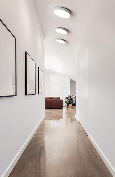 Antidark's avanceret Luna C450 Plafond LED CCT - Uplight i Hvid sat op i gangen for det perfekte lys