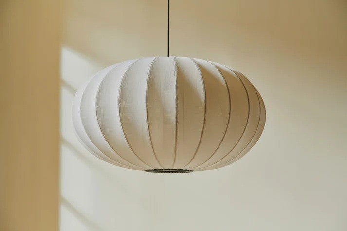 Zoomet helt ind på den æstetiske Knit-Wit Ø76 Oval Pendel i Pearl White