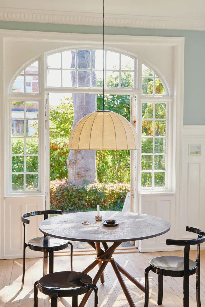 Den æstetiske Mollis Ø65 Pendel i Hvid hængt op over spisebordet og tændt for sin LED Modul for dens behagelige belysning i hele rummet