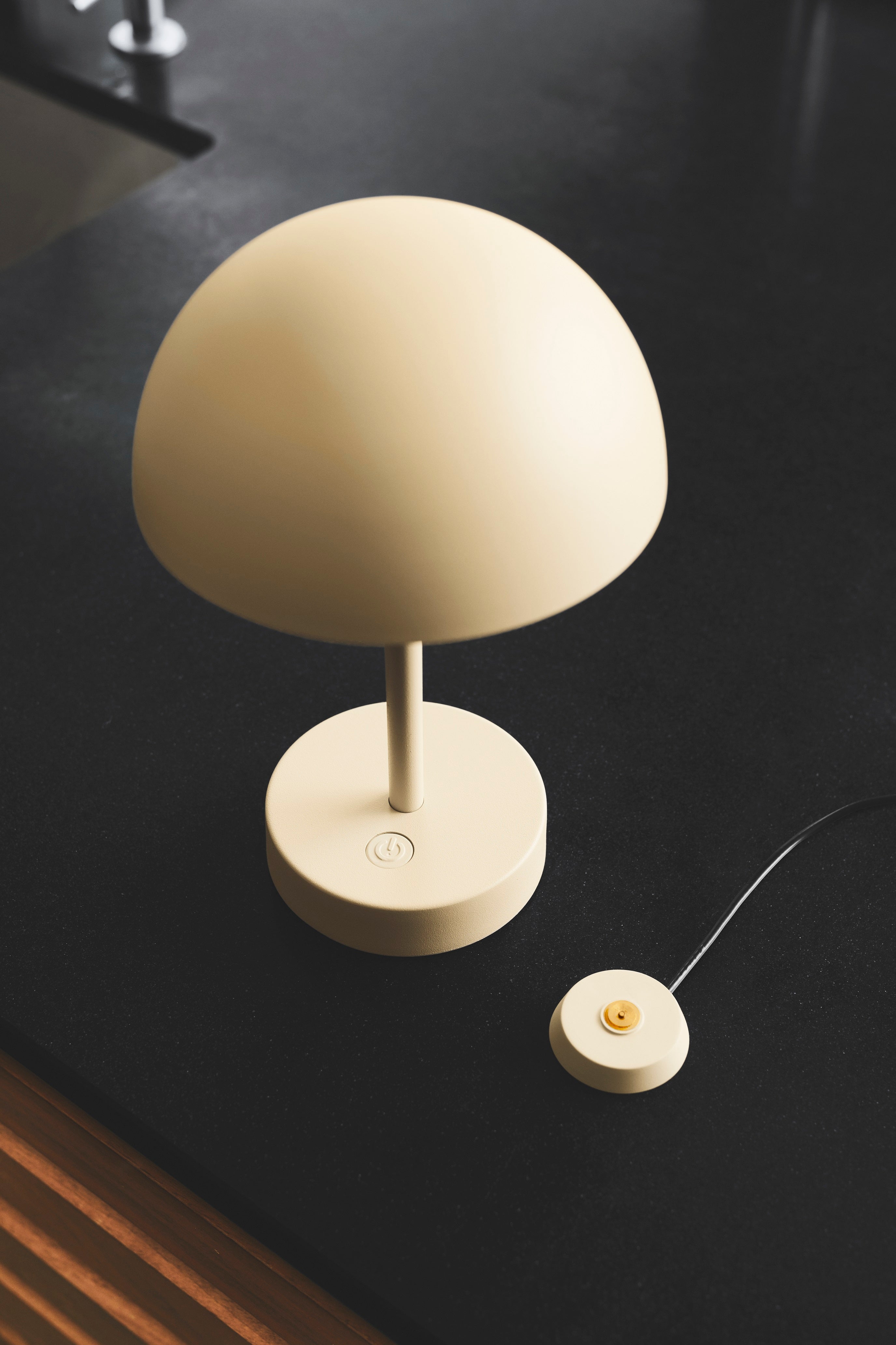 Smart beige ladestation