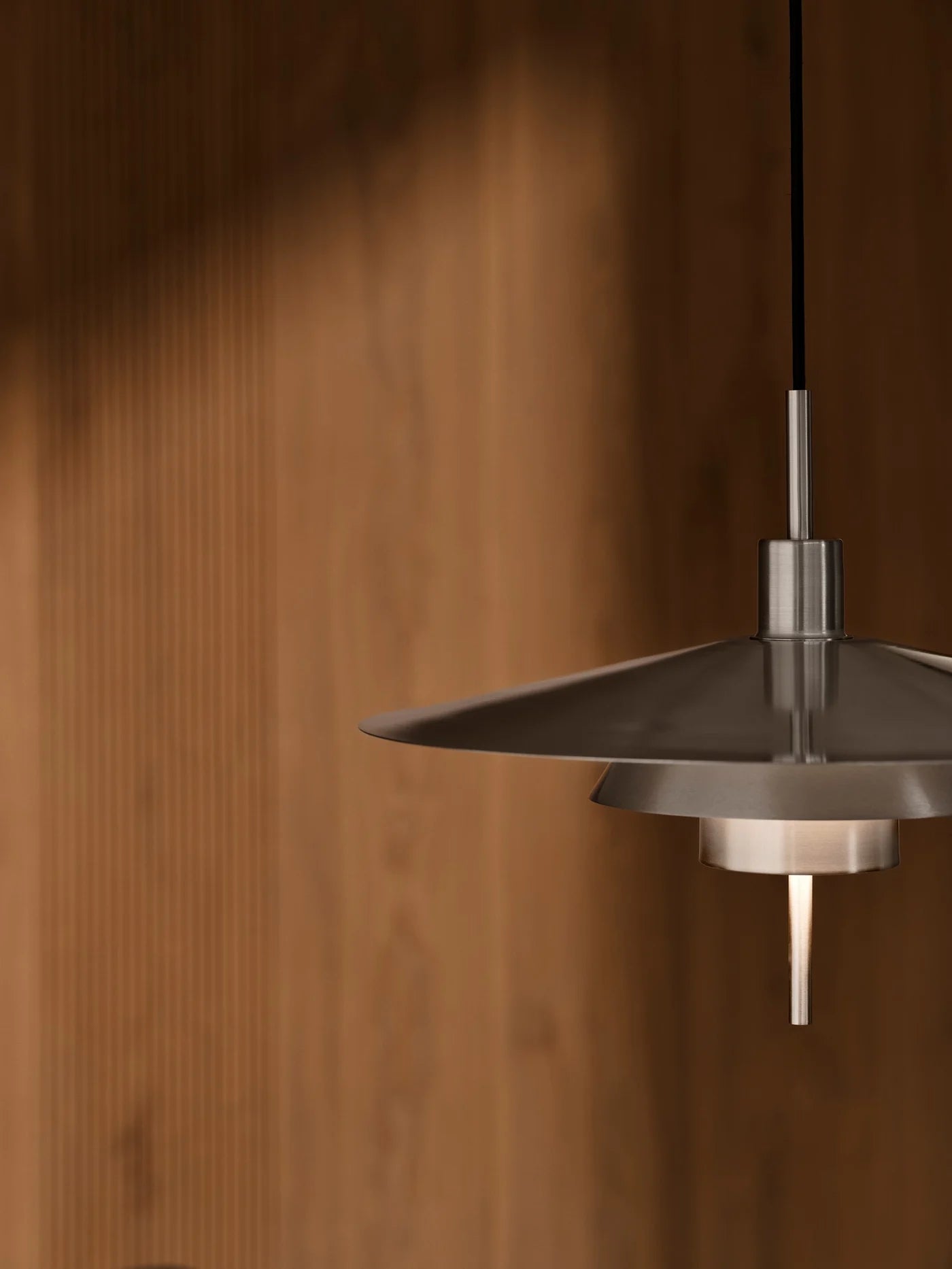 Zoomet helt ind på lampeskærmen fra Latika Pendel i Børstet Krom