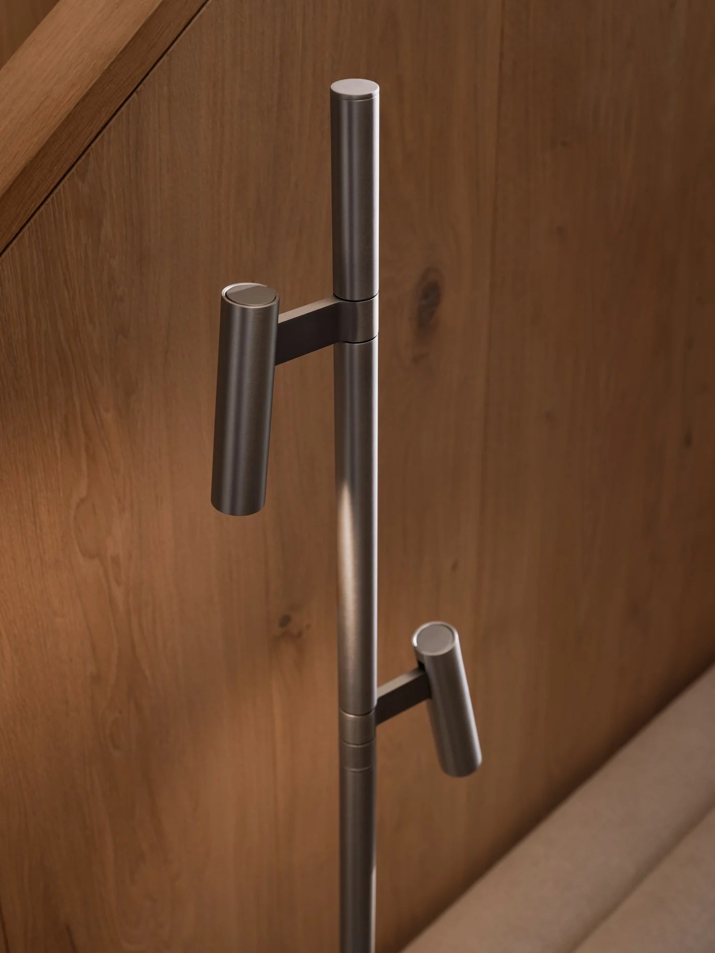 Zoomet helt ind på den unikke designet Makoto Gulvlampe i Satin Krom