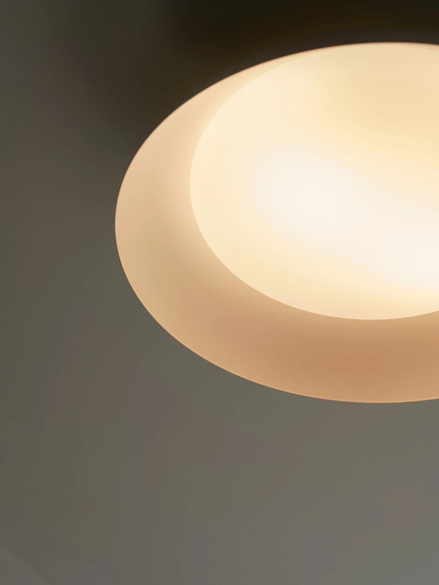 Zoomet helt ind på den unikke designet Nivora Ø38 Loftlampe i Hvid