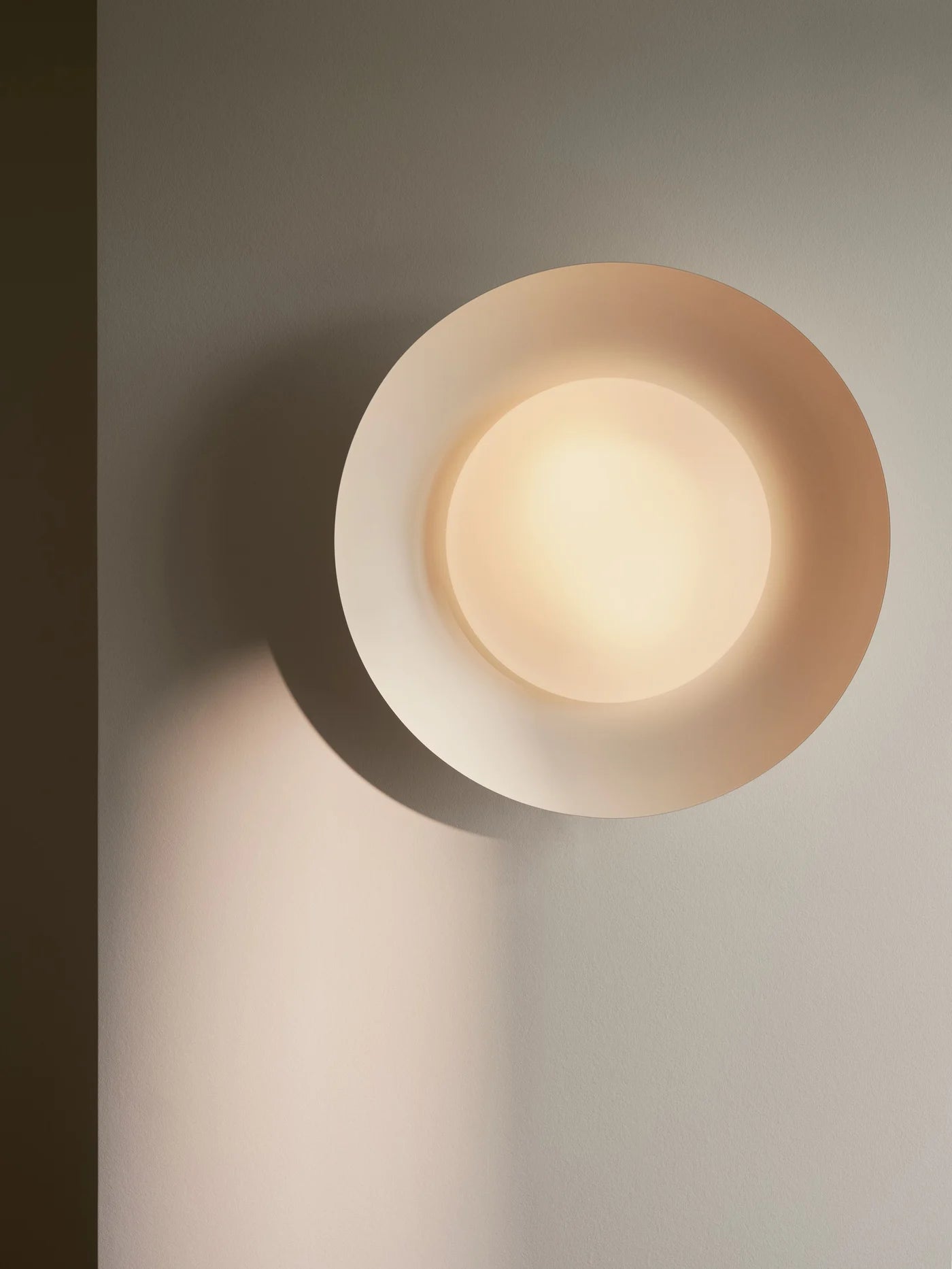 Zoomet helt ind på den unikke designet Nivora Ø45 Loftlampe i Hvid