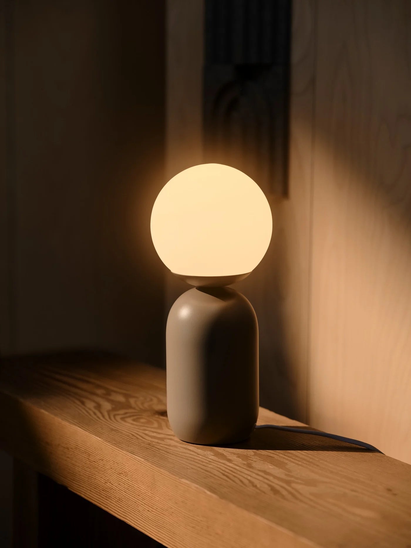 Den æstetiske Notti Bordlampe i Lysebrun