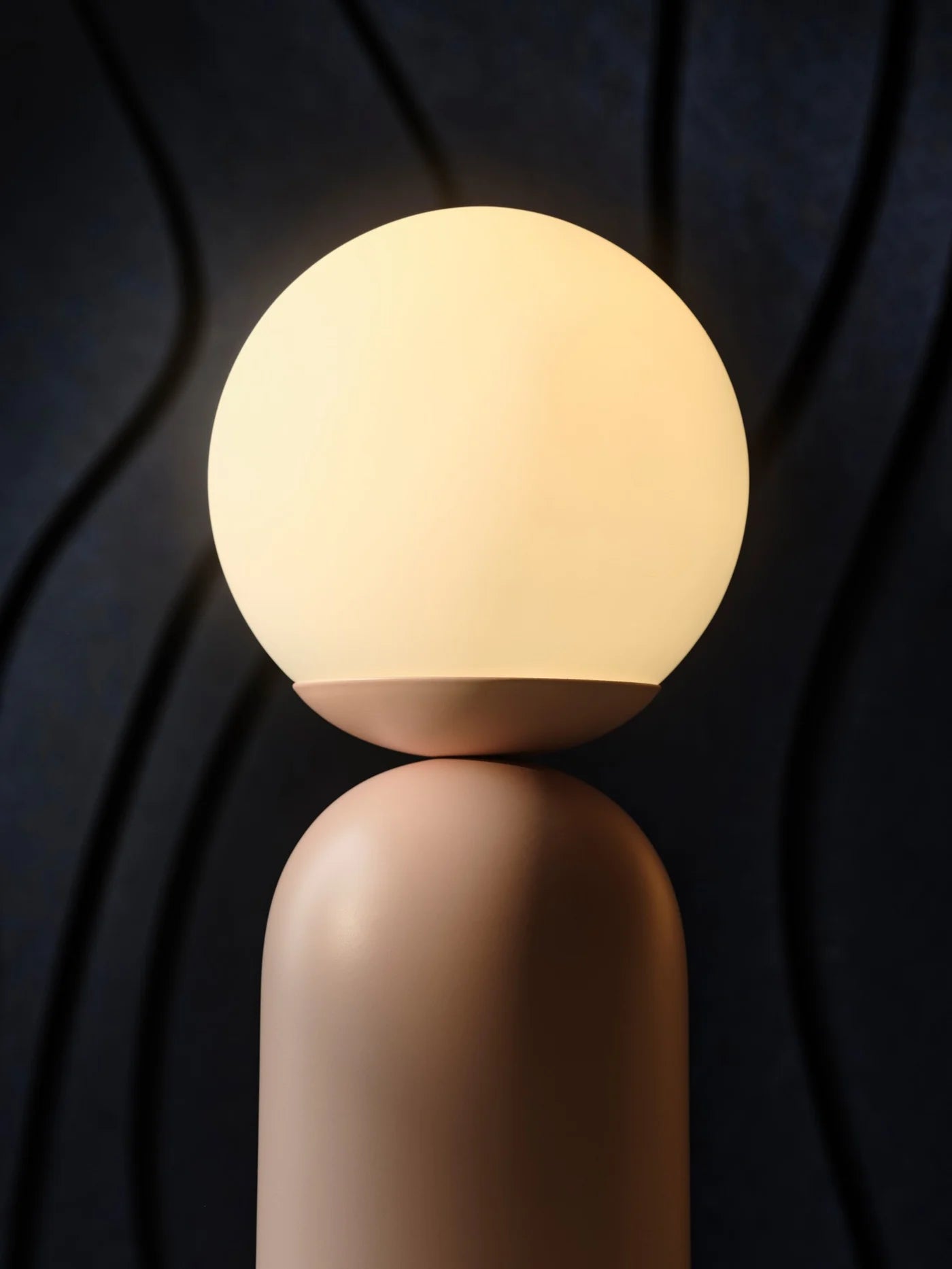 Zoomet helt ind på den elegante designet Notti Bordlampe i Støvet Rosa
