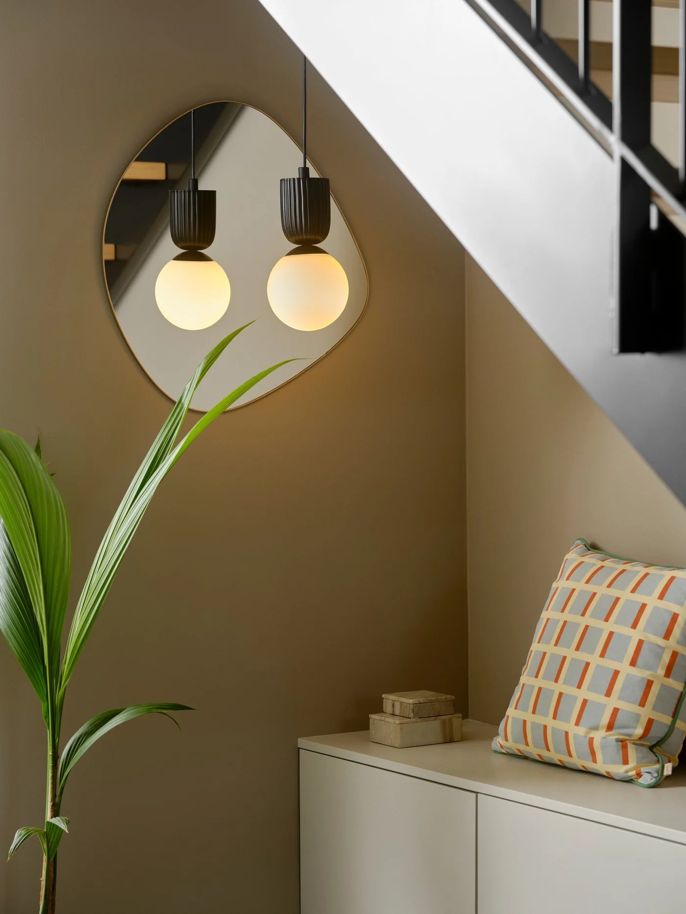 Nordlux Sadie Pendant i Sort placeret under trappen i stuen