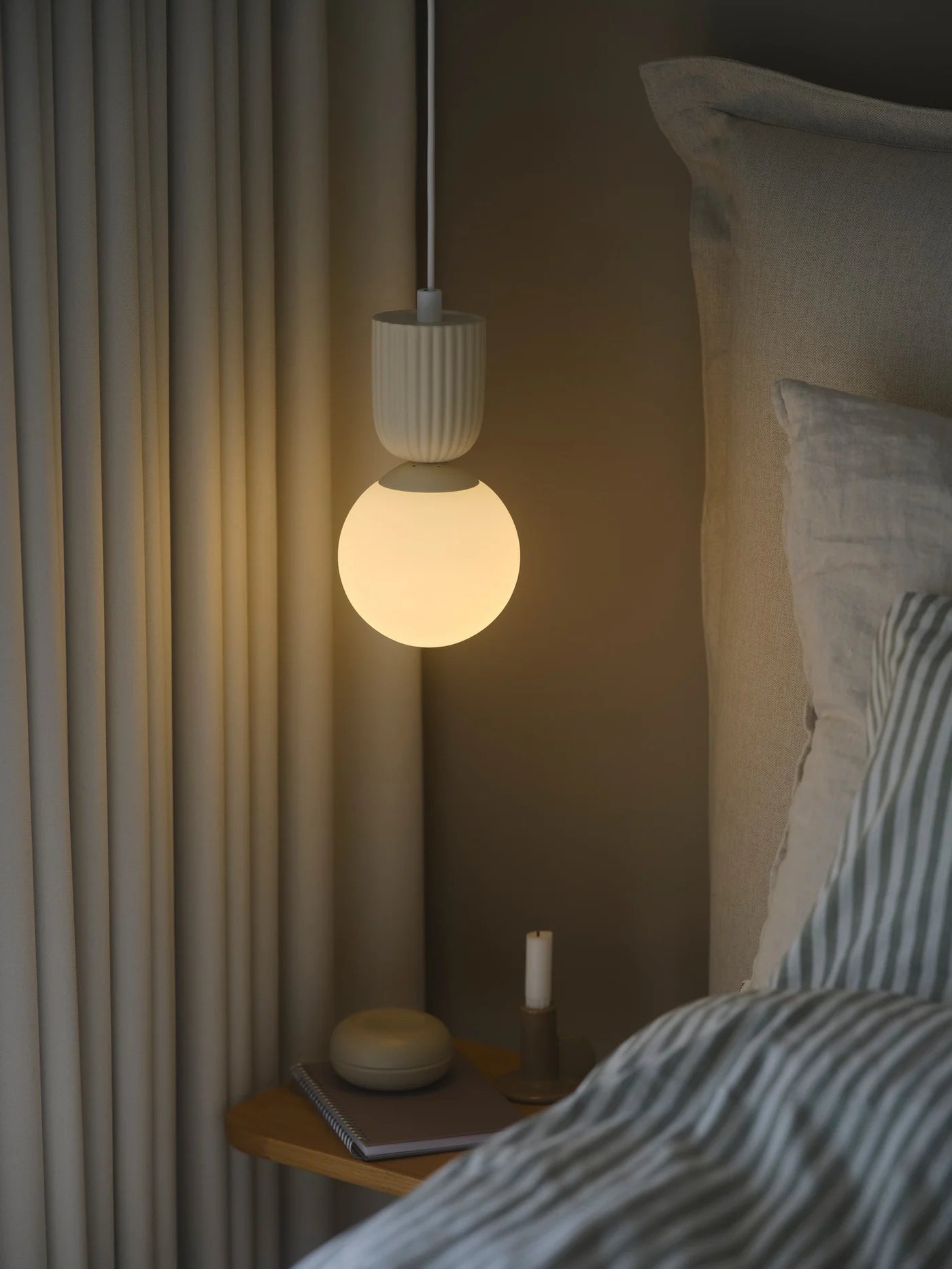 Nordlux Sadie Pendant i Beige placeret ved siden af sengen
