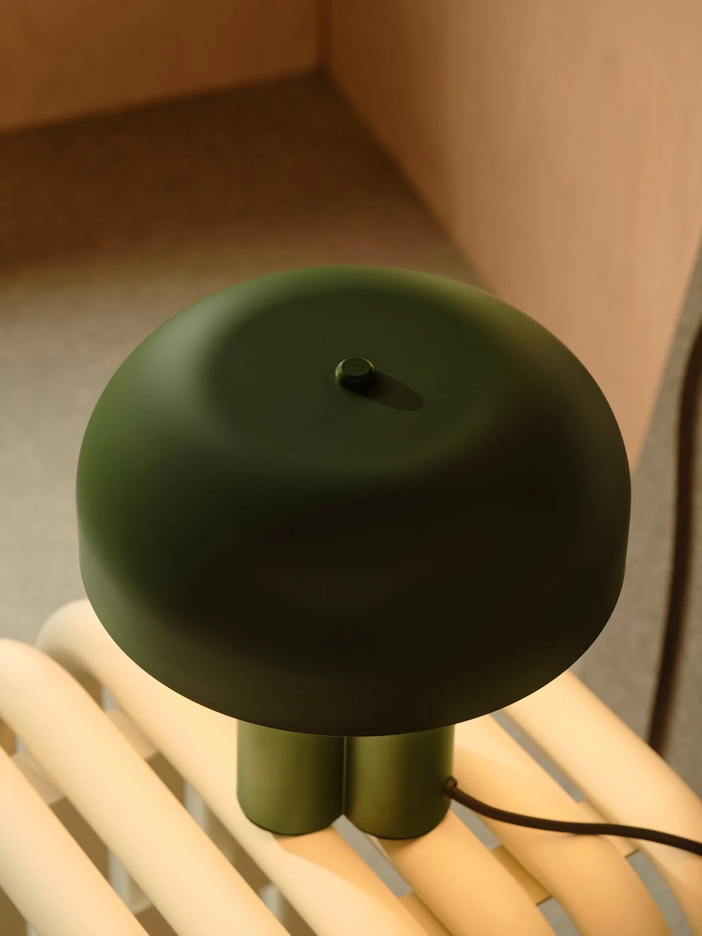 Zoomet helt ind på den unikke lampeskærm fra Sandro Bordlampe i Mørk Grøn