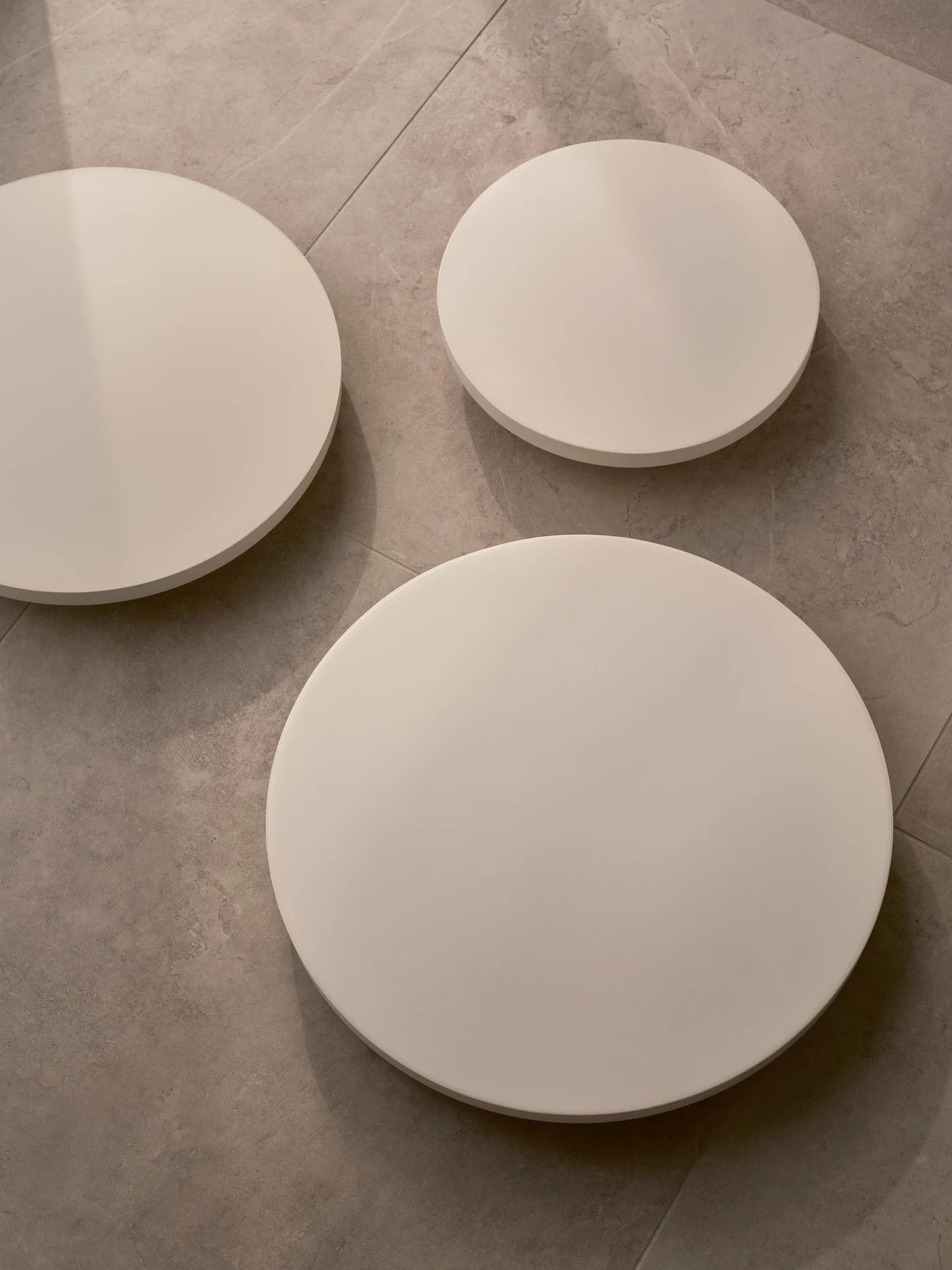 Zoomet helt ind på de unikke designet Serenova Loftlampe i Hvid
