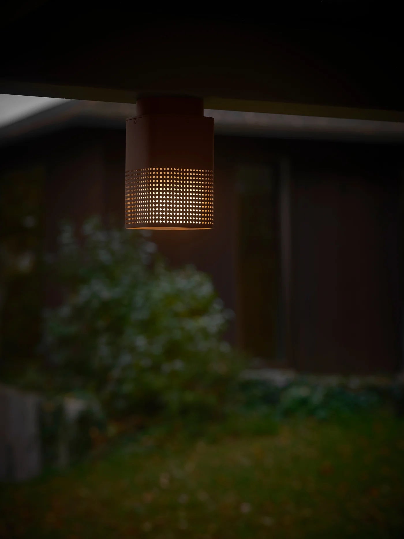 Den æstetiske Sidara Loftlampe i Seaside Metallisk Brun hængt op udenfor for dens behagelige belysning