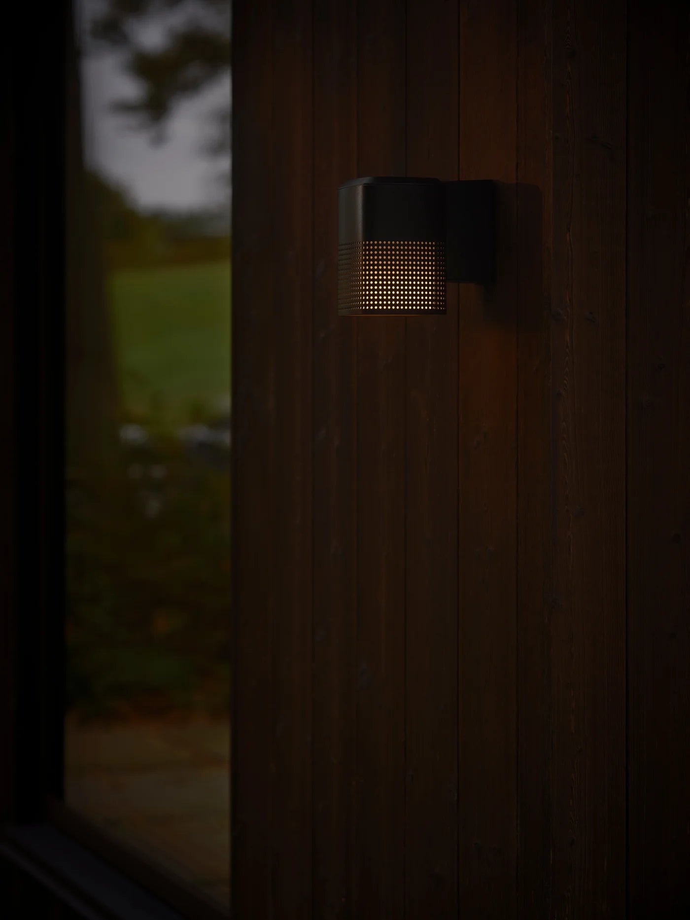 Zoomet helt ind på den unikke designet Sidara Væglampe Seaside i Sort hængt op udenfor