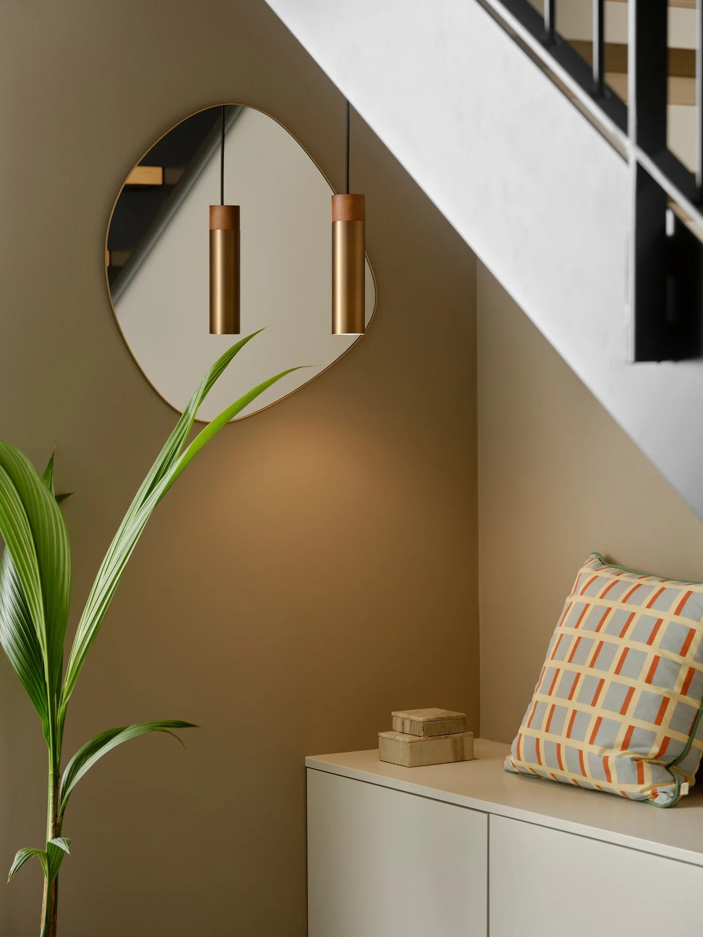 Nordlux Tilo Pendant Burnished Brass placeret i hjørnet under trappen i stuen