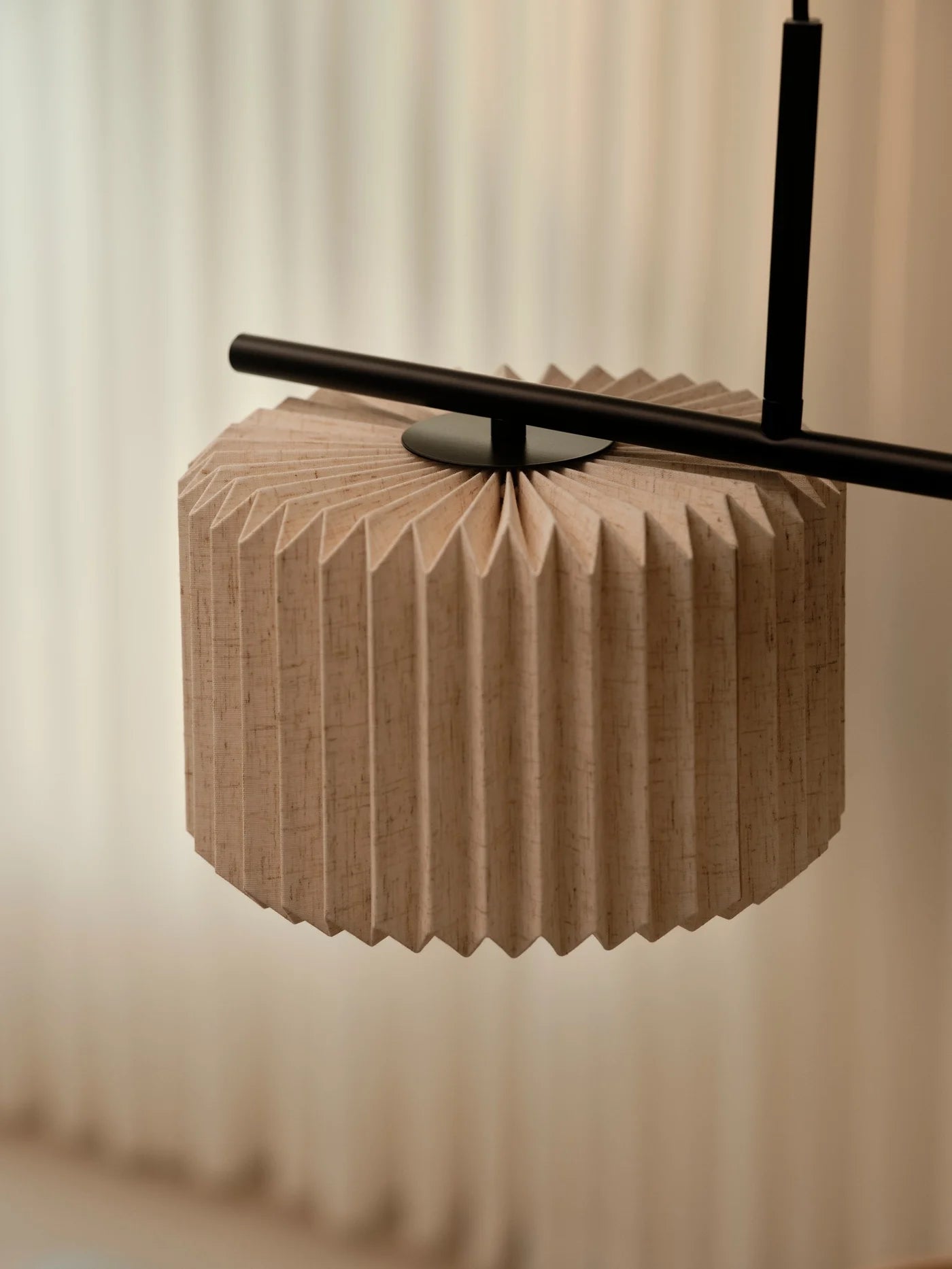 Zoomet helt ind på den unikke designet lampeskærm fra Vivienne Dual Pendel i Sort