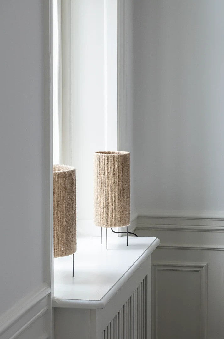 Den æstetiske Ro Ø15 Bordlampe i Jute placeret i vindueskammen