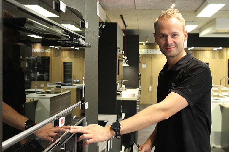 Mathias Krogsgaard Mikkelsen igang med at rådgive omkring køb af hvidevarer.