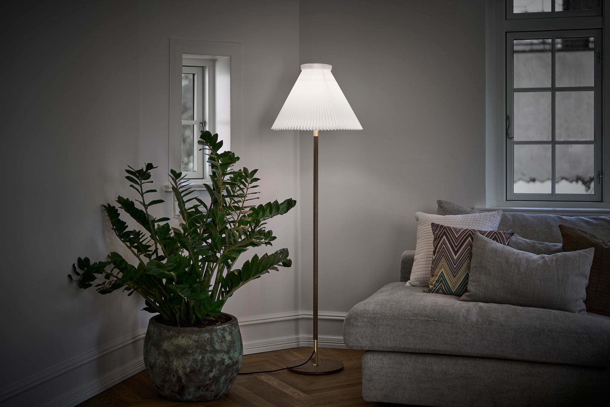 LE KLINT 328 LK 80 Gulvlampe røget eg/messing i stuen