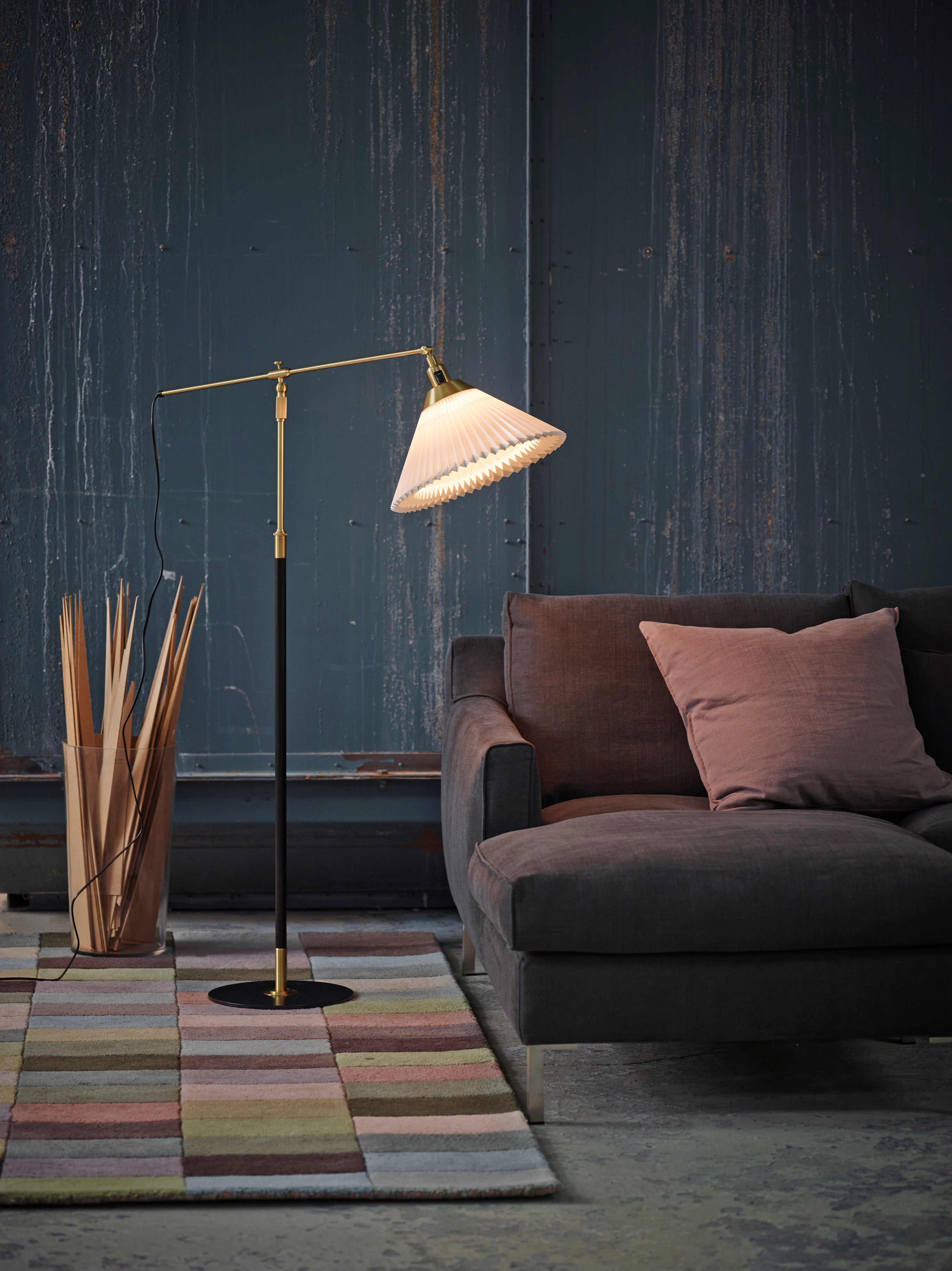 LE KLINT Model 349PA Sort/Messing Gulvlampe m. Papirskærm i stuen