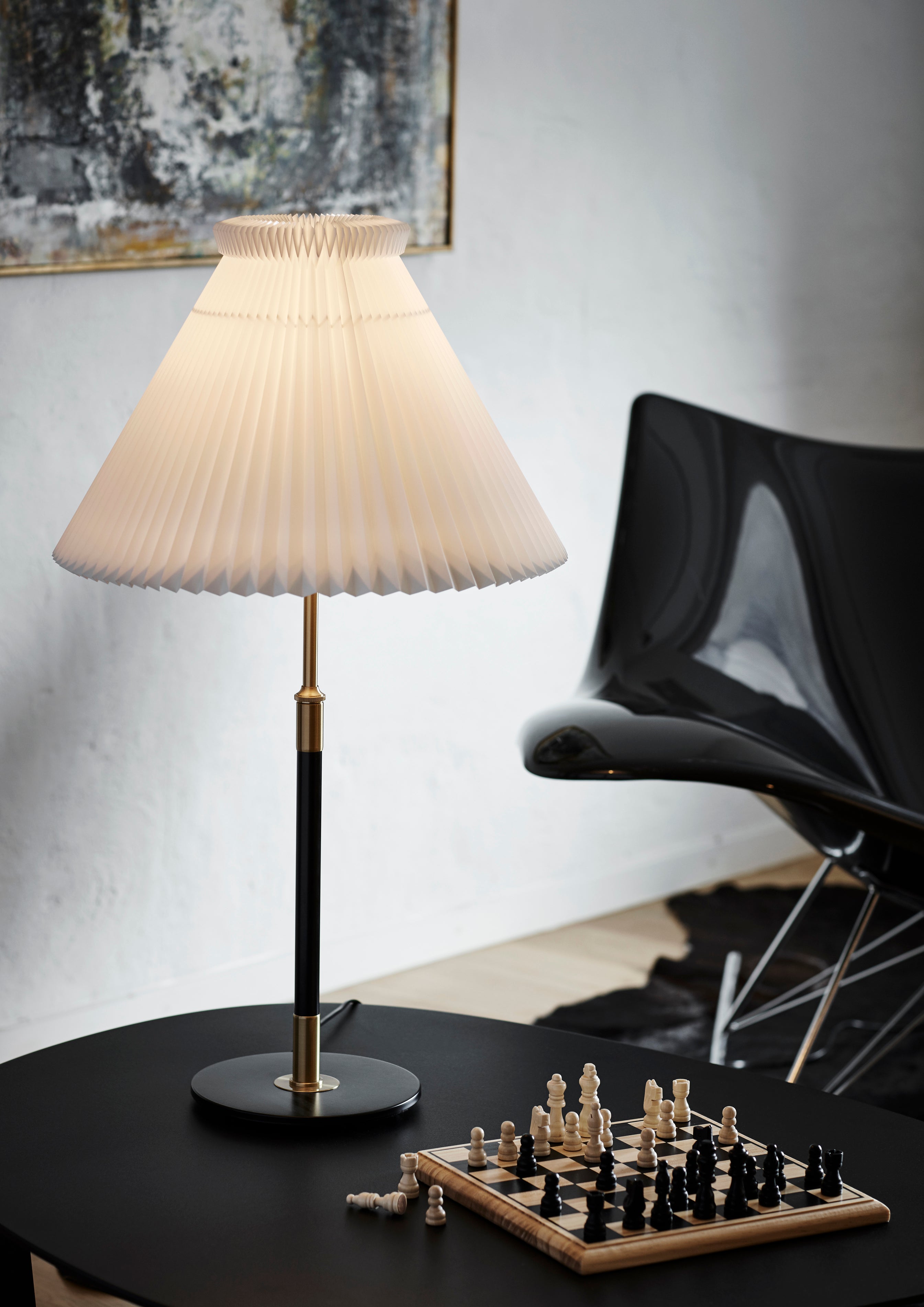 LE KLINT Model 352 Sort/Messing Bordlampe m. Plastskærm på bord