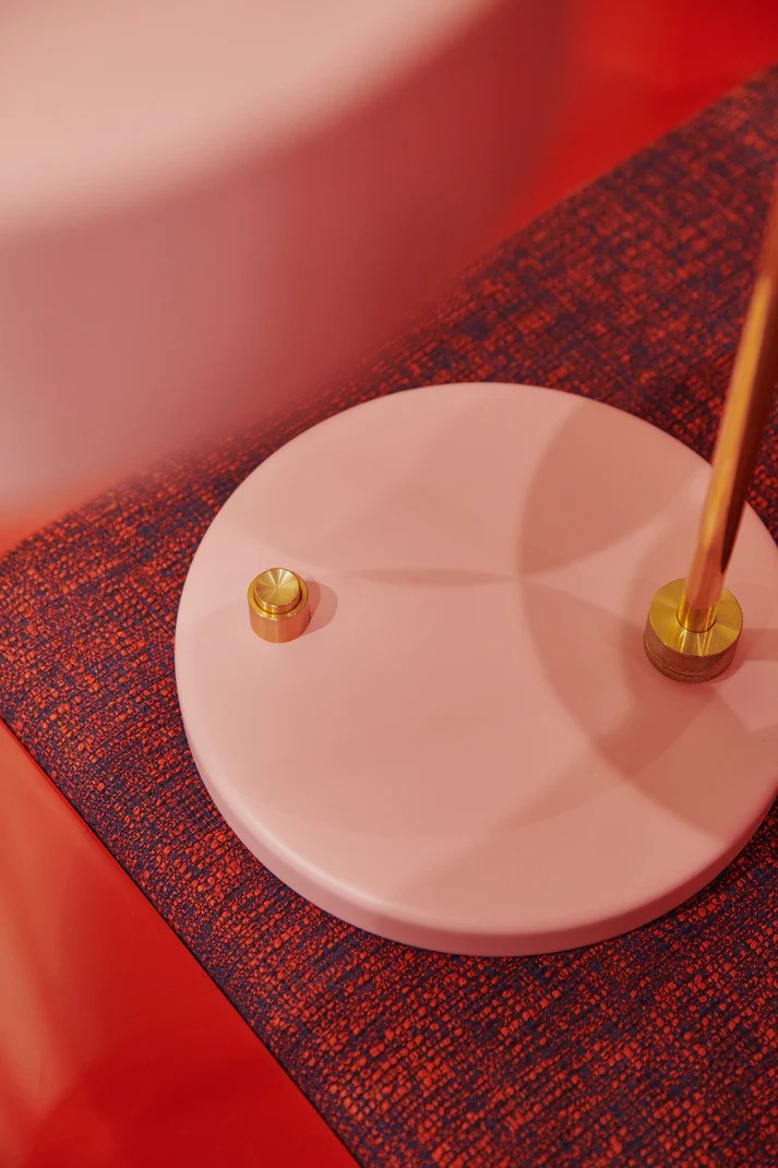 Zoomet helt ind på foden af Petite Machine Bordlampe i Lys Pink med dens elegante design