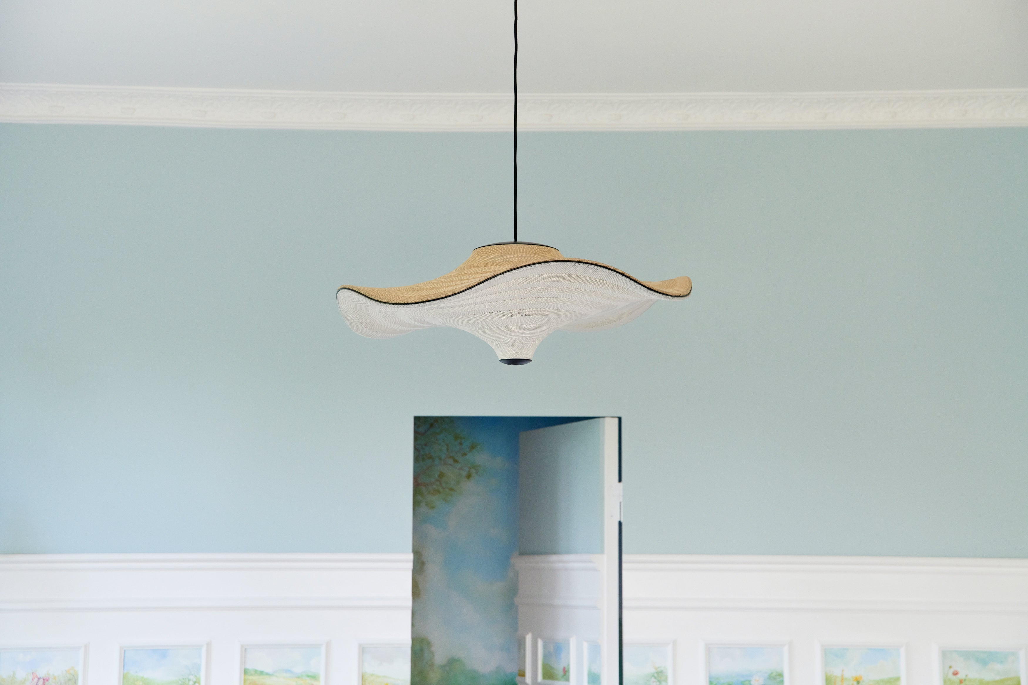 Zoomet helt ind på Flying Ø58 i Light Terracotta hængt op over spisebordet