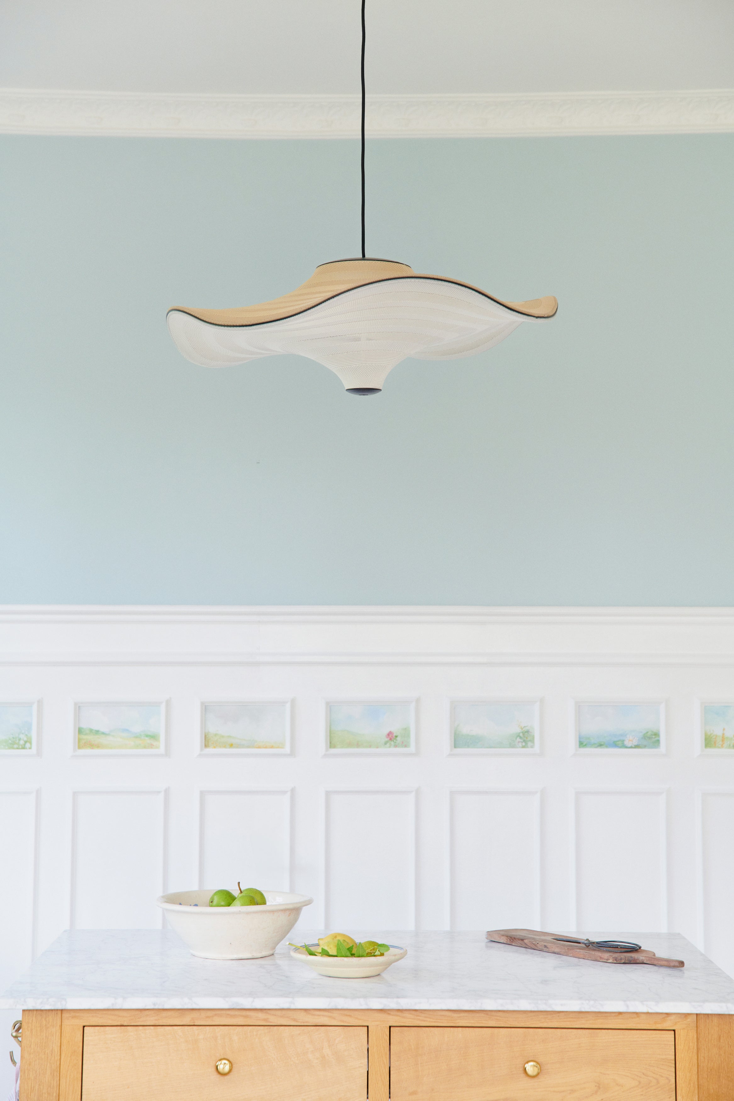 Den unikke Flying Ø58 i Golden Sand hængt op i køkkenet