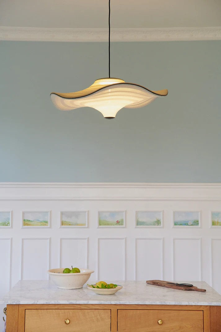 Den elegante Flying Ø78 i Golden Sand hængt op i køkkenet med dens behagelige belysning