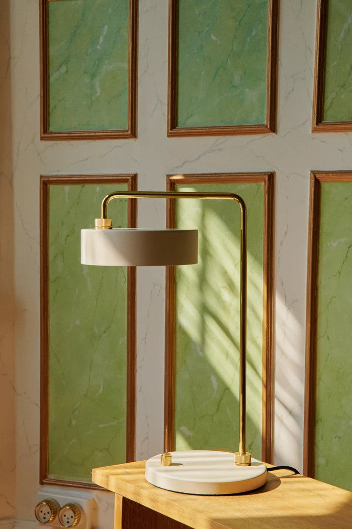 Den unikke designet Petite Machine Bordlampe i Hvid placeret på sengebordet for dens behagelige belysning